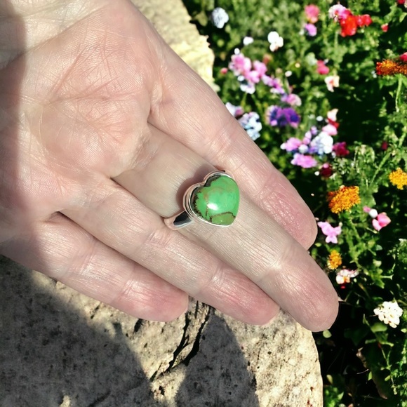 Green Turquoise Ring. Solid 925 Silver with Natural Green Turquoise Heart shape. - Picture 5 of 16